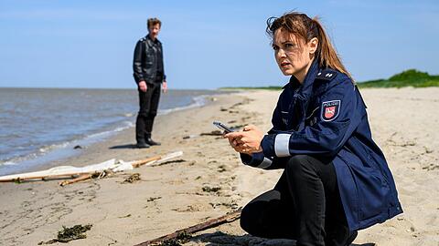 "Friesland: Sturmmöwen": Süher Özlügül (Sophie Dal, v.) dokumentiert die Überreste eines Segelbootes.