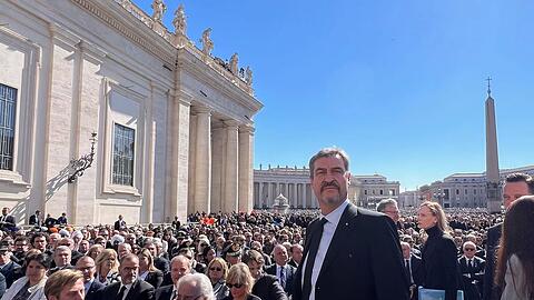 Der bayerische Ministerpräsident Markus Söder nahm an der Trauerfeier für Papst Franziskus auf dem Petersplatz teil.