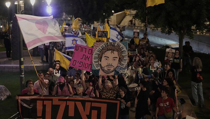 In Israel fordern erneut Tausende Menschen ein Ende des Krieges. In Israel fordern erneut Tausende Menschen ein Ende des Krieges.