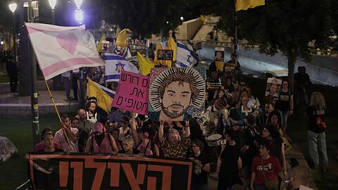 In Israel fordern erneut Tausende Menschen ein Ende des Krieges.