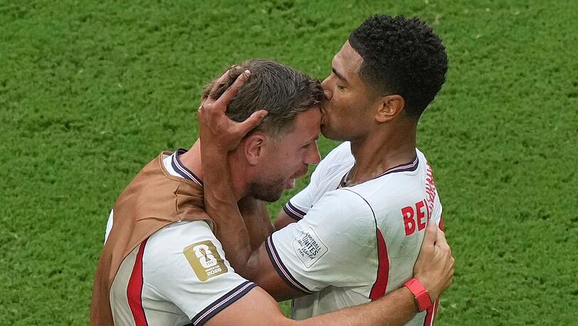 Jude Bellingham (r) lief nach seinem Tor zu Jordan Henderson. Jude Bellingham (r) lief nach seinem Tor zu Jordan Henderson.