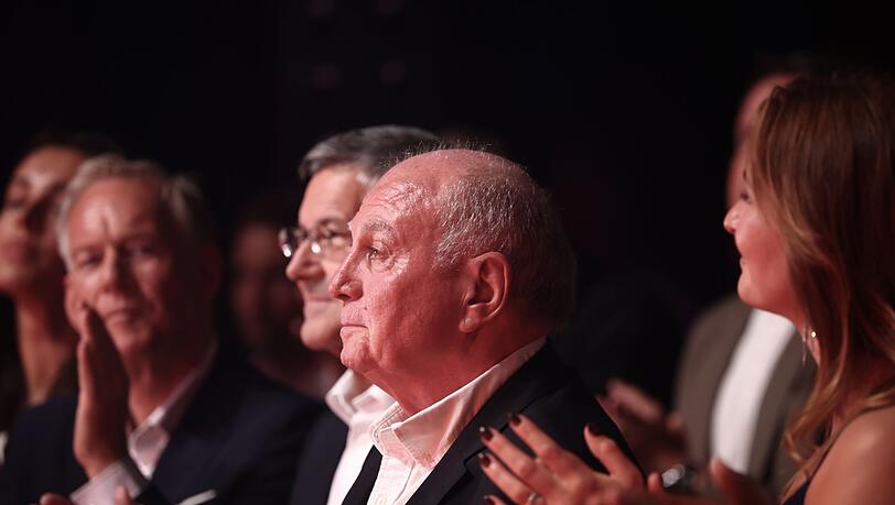 Wurde für sein Lebenswerk geehrt: Uli Hoeneß (M.) beim "Sport Bild Award". Wurde für sein Lebenswerk geehrt: Uli Hoeneß (M.) beim "Sport Bild Award".