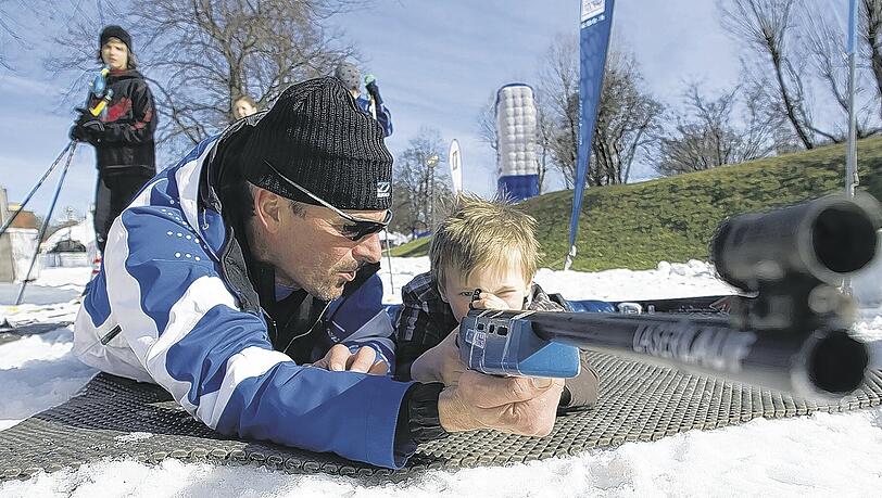Früh übt sich, wer später auf Michael Greis’ Spuren wandeln will: Auch Kleine können sich am Wochenende im Olympiapark als Biathlet versuchen. Früh übt sich, wer später auf Michael Greis’ Spuren wandeln will: Auch Kleine können sich am Wochenende im Olympiapark als Biathlet versuchen.