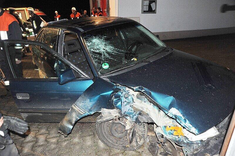 Fünf junge Männer waren schwer betrunken mit dem Wagen unterwegs. An dem Maibaum endete ihre Fahrt.