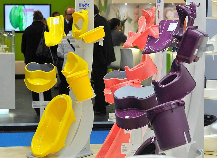 Hygieneartikel für Babies hängen bei der Messe der Baby- und Kleinkindausstattungsbranche "Kind+Jugend" in Köln von der Decke. Noch bis zum 18.09.2011 zeigen Aussteller aus aller Welt ihre Produkte für Babies und Kinder.