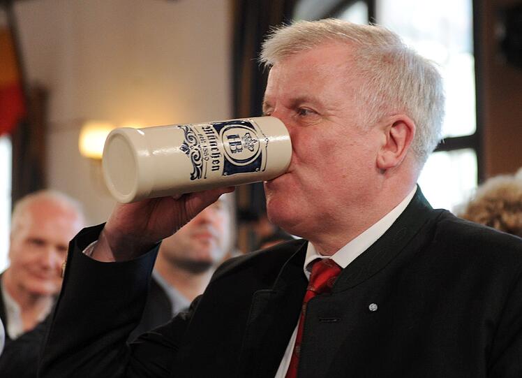 Seehofer nimmt einen Schluck aus dem Krug.