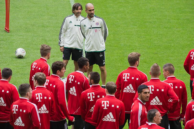 Guardiola bei der Ansprache an die Mannschaft.