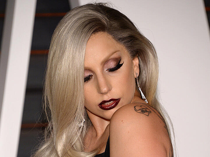 Lady Gaga steht nicht nur für schrille Outfits, jetzt setzt sie sich auch politisch ein und geht mit ihrer Kampagne "Enough is enough" gegen sexuelle Belästigung vor.