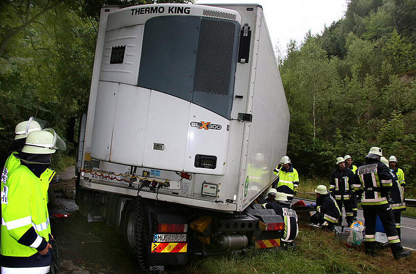 Bilder vom Unfall in Kraiburg, bei dem sich ein leere Sattelschlepper auf einem Berg verkeilte und so die gesamte Straße blockierte.