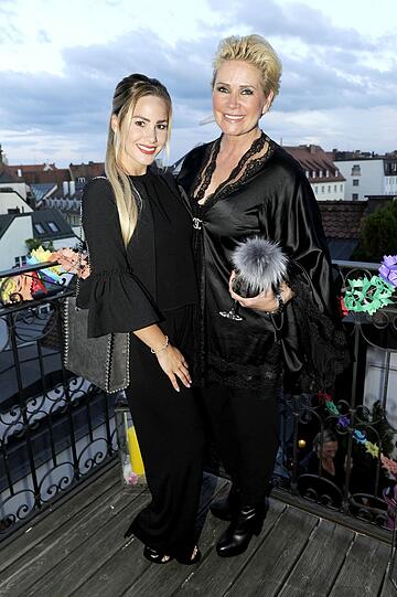 Auch Claudia Effenberg war da (hier mit Angelina Heger)