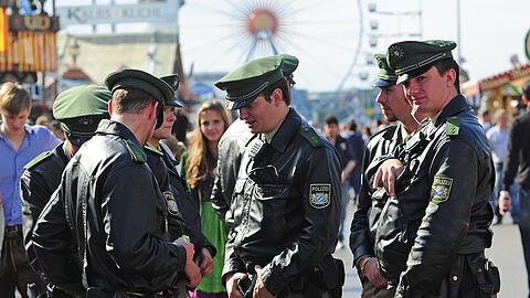Erstmals werden Polizisten auf der Wiesn in der neuen, blauen Uniform herumlaufen, einige von ihnen werden auch mit Bodycams ausgerüstet sein.