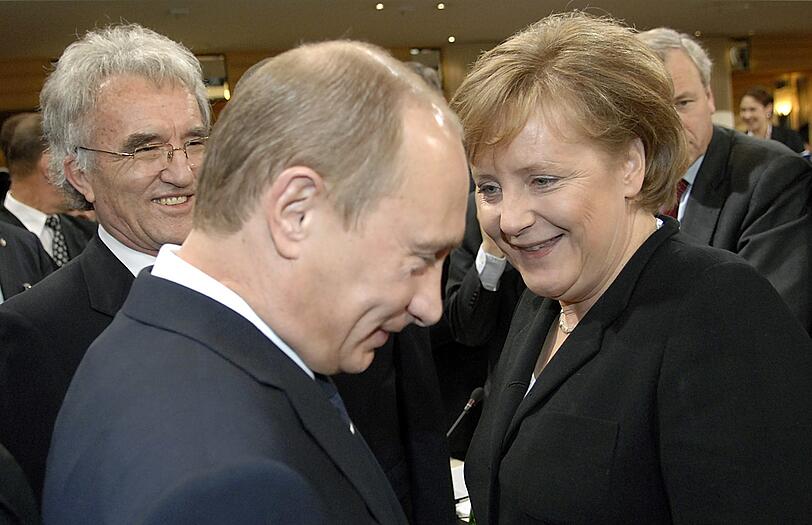 Bundeskanzlerin Angela Merkel begrüßt im Jahr 2007 Präsident Wladimir Putin (M.) auf der 43. Konferenz für Sicherheitspolitik in München, deren Vorsitz damals Horst Teltschik (l.) innehatte.