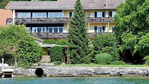 Direkt am See steht das frühere Hotel &ndash; eine Traumlage.