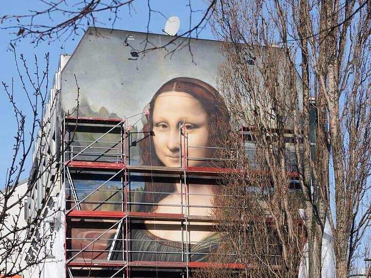 Das Berliner Künstlerkollektiv Die Dixons hat zusammen mit den Künstlern Tank, Weisse Seite und FIX77, ein Replikat von Da Vincis Mona Lisa in einer Größe von 16,30 und 10,60 Metern an die Brandwand eines Hotels in der Mühlenstraße gegenüber der East Side Gallery gemalt.