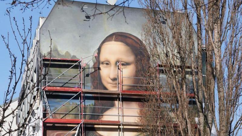 Das Berliner Künstlerkollektiv Die Dixons hat zusammen mit den Künstlern Tank, Weisse Seite und FIX77, ein Replikat von Da Vincis Mona Lisa in einer Größe von 16,30 und 10,60 Metern an die Brandwand eines Hotels in der Mühlenstraße gegenüber der East Side Gallery gemalt. Das Berliner Künstlerkollektiv Die Dixons hat zusammen mit den Künstlern Tank, Weisse Seite und FIX77, ein Replikat von Da Vincis Mona Lisa in einer Größe von 16,30 und 10,60 Metern an die Brandwand eines Hotels in der Mühlenstraße gegenüber der East Side Gallery gemalt.