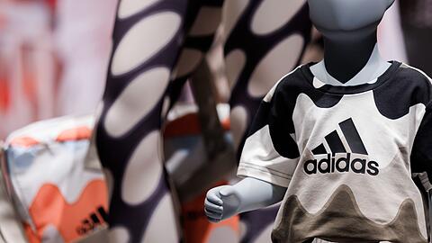 Das Logo und der Schriftzug des Sportartikelherstellers adidas AG ist am Rande der Hauptversammlung des Unternehmens zu sehen.