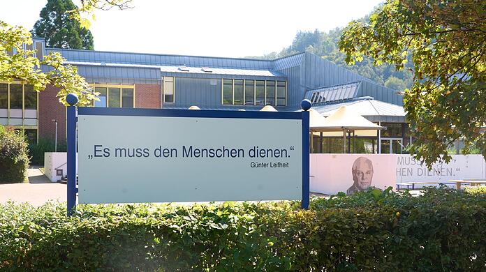 Günter Leifheit ist auch heute noch in der Stadt Nassau präsent, wie hier am Rande des Leifheit-Campus.
