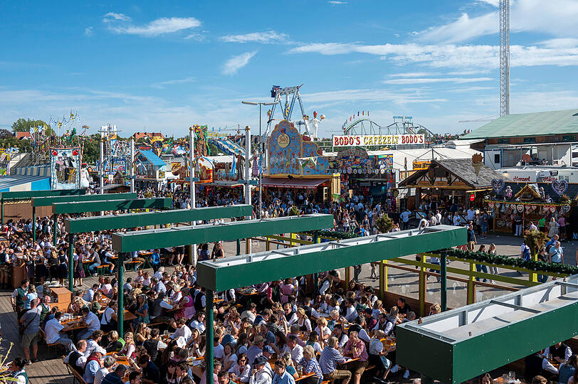 An schönen Tagen findet sich leicht ein Platz im Biergarten  –  auch ohne Reservierung. Etwa beim Festzelt der Ochsenbraterei.