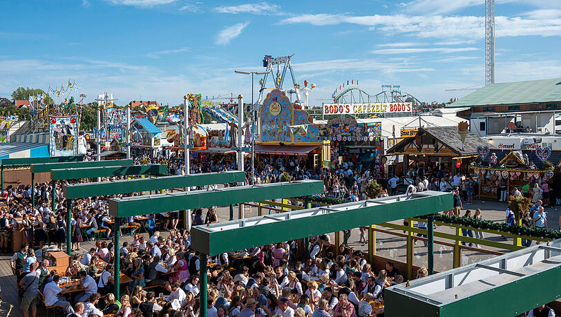An schönen Tagen findet sich leicht ein Platz im Biergarten – auch ohne Reservierung. Etwa beim Festzelt der Ochsenbraterei. An schönen Tagen findet sich leicht ein Platz im Biergarten – auch ohne Reservierung. Etwa beim Festzelt der Ochsenbraterei.