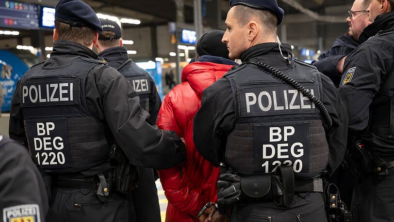 In Bayern konnten an den Bahnhöfen auch zwei Haftbefehle vollstreckt werden. (Archivbild)
