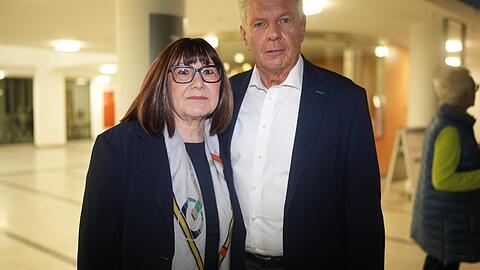 Dieter Reiter ist seit 2014 M&uuml;nchner Oberb&uuml;rgermeister. Diesmal muss wieder in die Stichwahl. Im KVR zeigt er sich mit seiner Frau Petra.