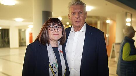 Dieter Reiter ist seit 2014 M&uuml;nchner Oberb&uuml;rgermeister. Diesmal muss wieder in die Stichwahl. Im KVR zeigt er sich mit seiner Frau Petra.