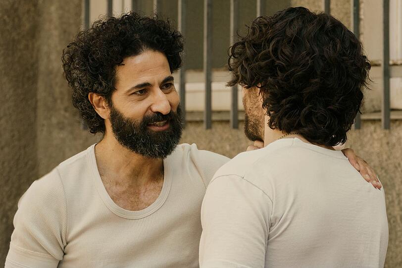 Malik (Rami Fadel Khalaf, links) freut sich &uuml;ber das Wiedersehen mit Ibrahim (Tariq Al-Saies) - zun&auml;chst jedenfalls.