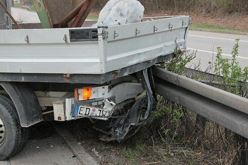 Ein 70 Jahre alter Autofahrer ist am Donnerstag bei einem Unfall auf der Autobahn 94 nahe Poing in Oberbayern ums Leben gekommen. Der Mann übersah das Ende eines Staus.