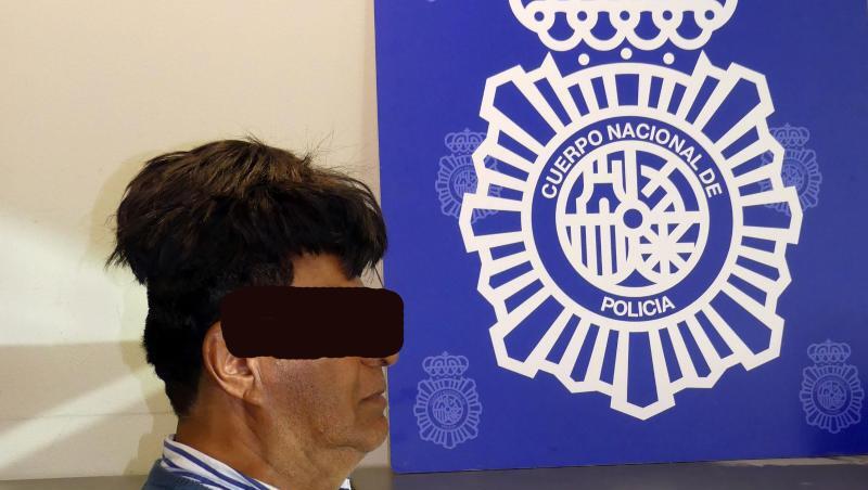 "Bad-Hair-Day": So versuchte der Drogenkurier, die Sicherheitskontrolle auf dem Flughafen von Barcelona zu passieren. "Bad-Hair-Day": So versuchte der Drogenkurier, die Sicherheitskontrolle auf dem Flughafen von Barcelona zu passieren.