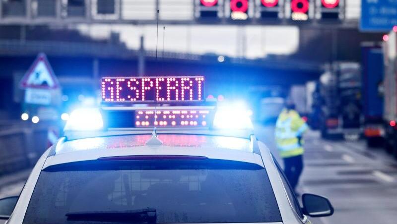 Auf einem Polizeifahrzeug leuchtet die Aufschrift "Gesperrt". (Symbolbild) Auf einem Polizeifahrzeug leuchtet die Aufschrift "Gesperrt". (Symbolbild)