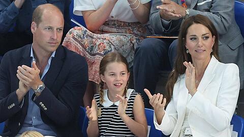 Prinz William, Prinzessin Charlotte und Herzogin Kate haben die Commonwealth Games im Schwimmen besucht.