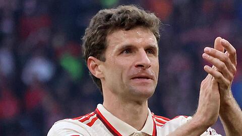 Thomas Müller FCB bedankt sich, am Spielende, bei den Fans.