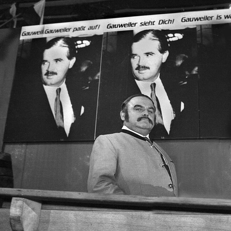 Armbrustschützenzelt-Wirt Richard Süßmeier mimt den schwarzen Sheriff und verarscht Peter Gauweiler. Armbrustschützenzelt-Wirt Richard Süßmeier mimt den schwarzen Sheriff und verarscht Peter Gauweiler.