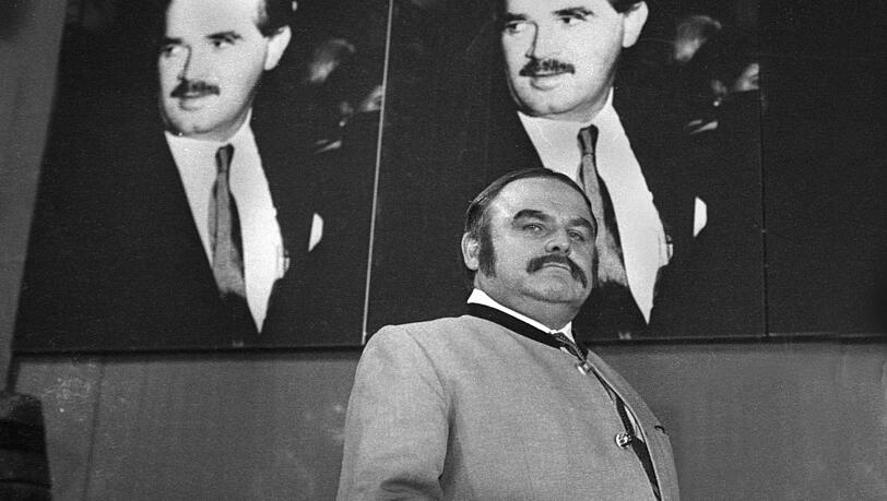 Armbrustschützenzelt-Wirt Richard Süßmeier mimt den schwarzen Sheriff und verarscht Peter Gauweiler. Armbrustschützenzelt-Wirt Richard Süßmeier mimt den schwarzen Sheriff und verarscht Peter Gauweiler.