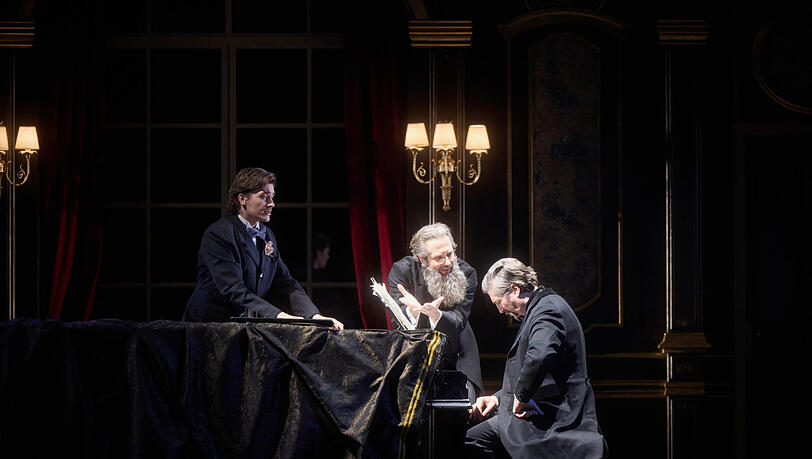 Tobias Kartmann (Alexander Glasunow), Vladimir Pavic (Nikolai Rimski-Korsakow), Dieter Fernengel (Alexander Borodin) als Komponisten-Trio in Roland Schwabs Inszenierung.