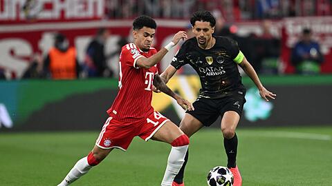 Bayern-St&uuml;rmer Di&aacute;z und PSG-Kapit&auml;n Marquinhos k&auml;mpfen um den Ball.