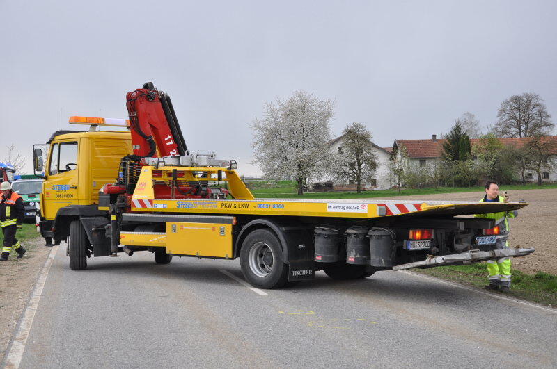 Am Mittwochnachmittag ereignete sich zwischen Erharting und Winhöring ein tödlicher Verkehrsunfall. Ein Radfahrer wurde von einem Kastenwagen frontal erfasst und stirbt noch an der Unfallstelle.