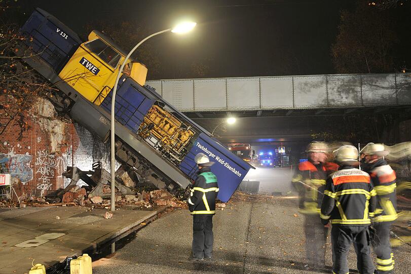 In Hamburg ist in der Nacht zu Donnerstag eine Diesellok entgleist und auf eine tiefergelegene Straße gestürzt.