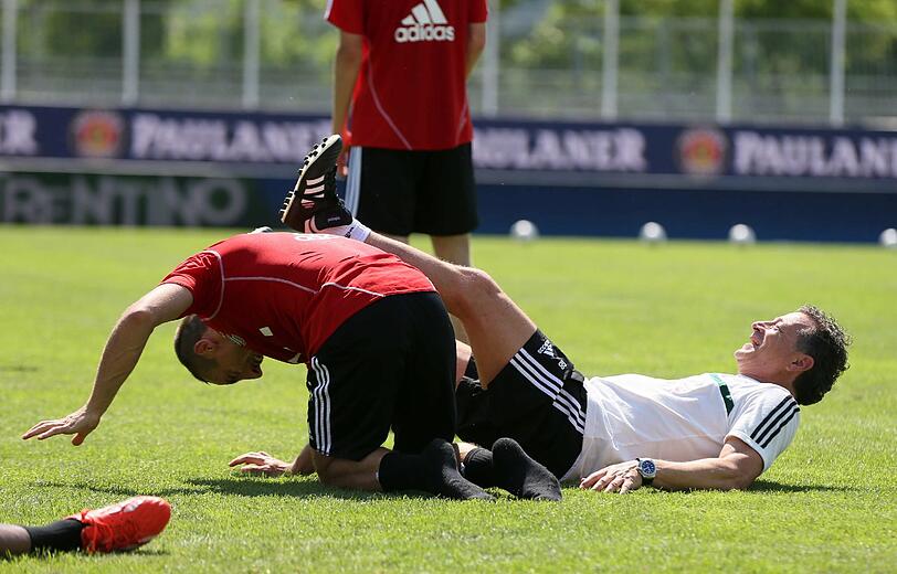 Franck Ribéry stellt Assistentztrainer Gianni Bianci "ein Bein"Um 10 Uhr Morgens standen die Profis des FC Bayern schon auf dem Trainingsgelände in Riva. Heute Abend gibt's noch ein Spiel gegen eine Fanauswahl im "Paulaner Cup des Südens". Sehen Sie hier die Bilder von Tag 2.