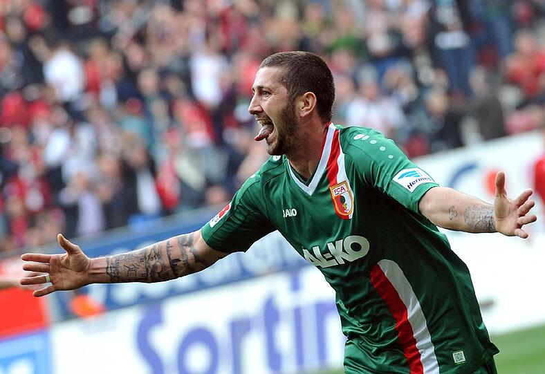 5. März 2014 -  Historische Niederlage für den FC Bayern: Der deutsche Meister verliert das schwäbisch-bayerische Derby beim FC Augsburg durch ein Tor von Sascha Mölders (Bild) mit 0:1 und kassiert damit die erste Pleite in der Bundesliga seit fast eineinhalb Jahren und 53 Spielen