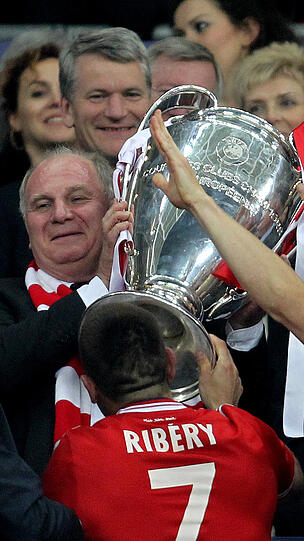 Hoeneß 2013 mit Heynckes (l.) und Champions-League-Trophäe.