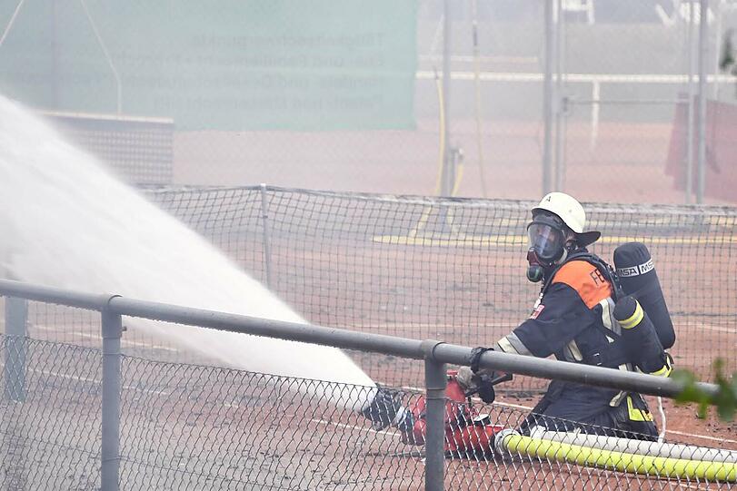 Die Tennishalle des SC Eching brannte am Sonntag lichterloh. Klicken Sie sich durch die Bilder des Feuerwehreinsatzes.