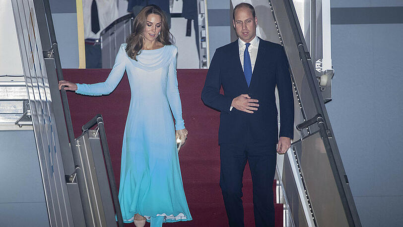 Ankunft in Islamabad: Kate und William steigen aus dem Flugzeug Ankunft in Islamabad: Kate und William steigen aus dem Flugzeug