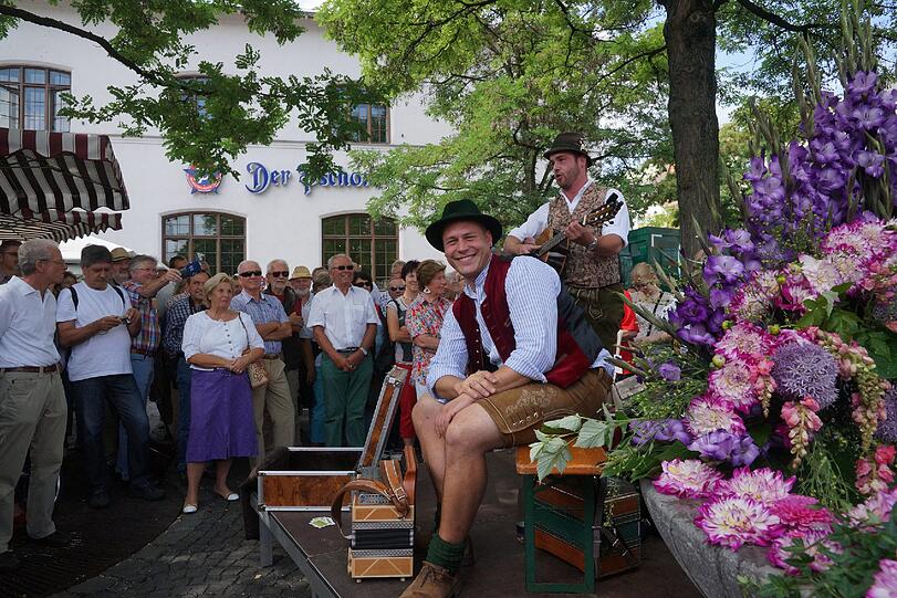 Schausteller, Musiker, Tänzer und Kabarettisten: Die Bilder vom Brunnenfest am Viktualienmarkt.