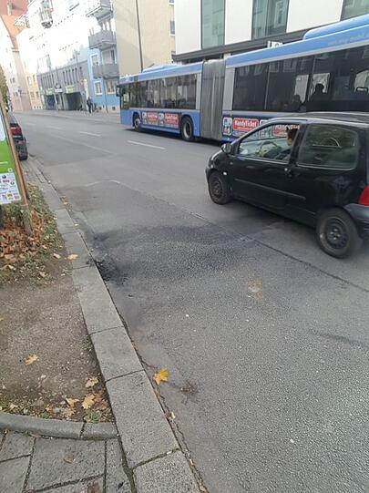 Brandflecken auf dem Asphalt zeugen am Tag danach von den brennenden Reifen.