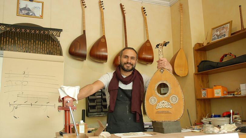 Die Ud restauriert Akbulut derzeit. An der Wand: Saz.