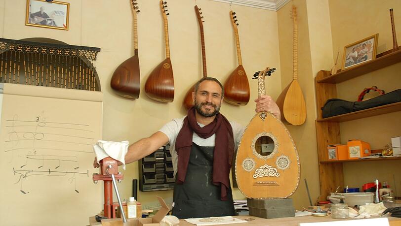 Die Ud restauriert Akbulut derzeit. An der Wand: Saz. Die Ud restauriert Akbulut derzeit. An der Wand: Saz.