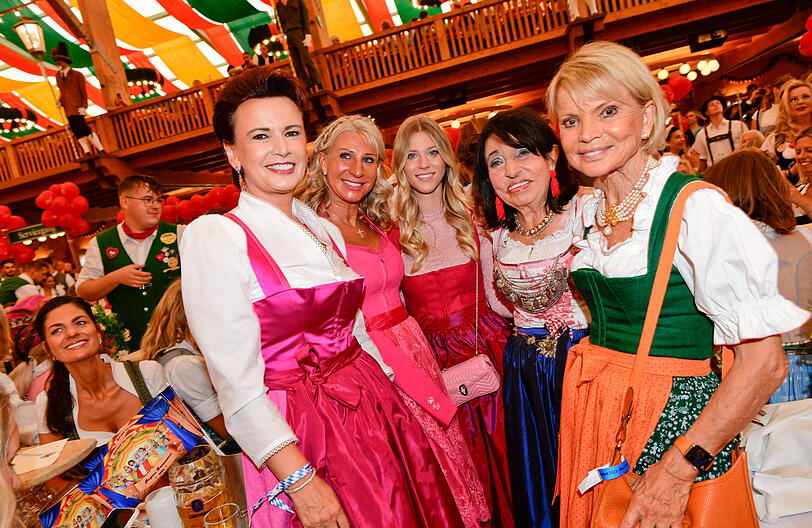 Margit Tönnies (v.l.), Karin Baumüller-Söder, Selina Söder, Regine Sixt und Uschi Glas.