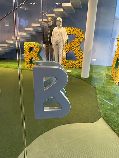 Ein Frühlings-Schaufenster von Bogner in der Residenzstraße. Ein Frühlings-Schaufenster von Bogner in der Residenzstraße.