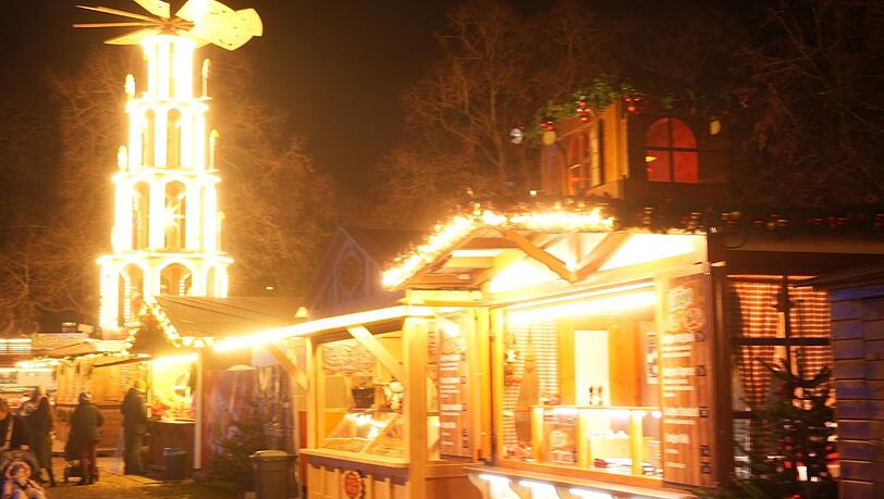 Budenzauber, Lichterglanz und Glühweinpyramide: Noch ist das Hüttendorf mit Eisbahn am Luise-Kiesselbach-Platz nur bis Weihnachten genehmigt. Budenzauber, Lichterglanz und Glühweinpyramide: Noch ist das Hüttendorf mit Eisbahn am Luise-Kiesselbach-Platz nur bis Weihnachten genehmigt.